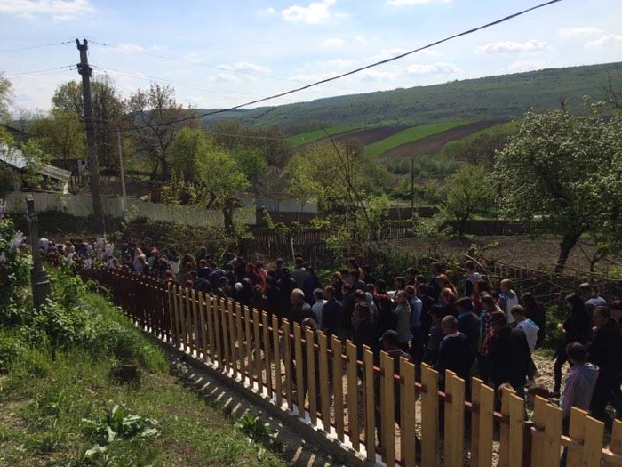 Sute de săteni au participat la funeraliile lui Andrei