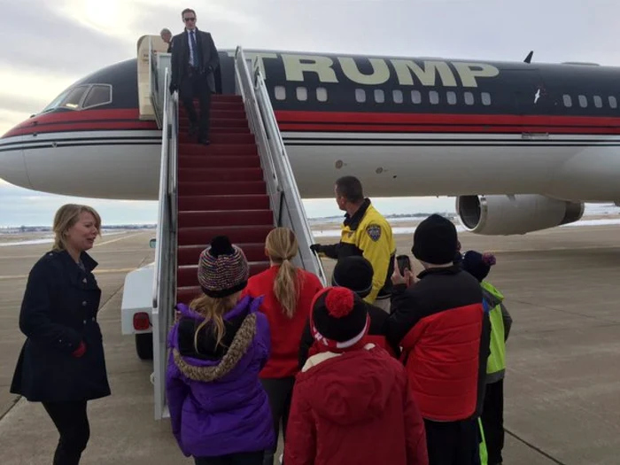 Copii urca in avionul lui Donald Trump la Dubuque în Iowa FOTO Twitter NoahGrayCnn