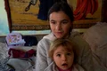 Copiii familiei Mocanu   Mara (4 ani), Andra (9 ani) şi Cătălina (13 ani) şi cei doi nepoţi   Iza (6 ani) şi Paraschiva (2 ani) locuiesc împreună într o singură cameră, într un fost grajd png