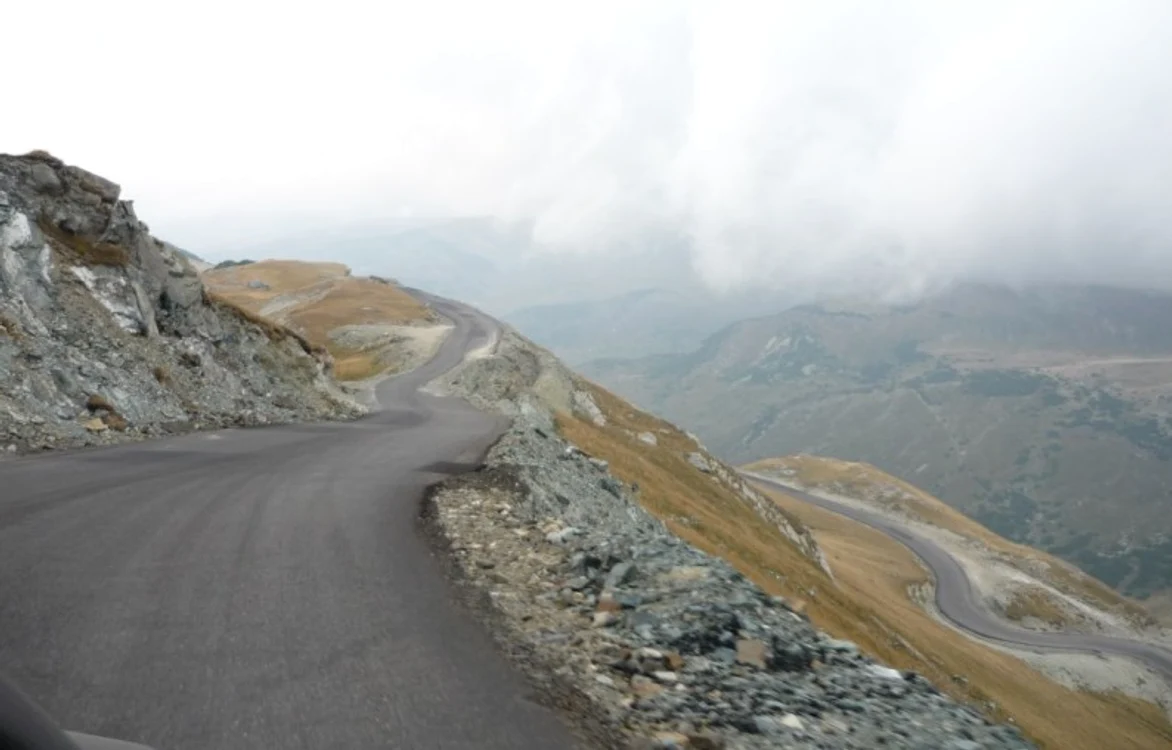 
    Transalpina nu are parapeți și este extrem de periculos să se circule pe acest drum   