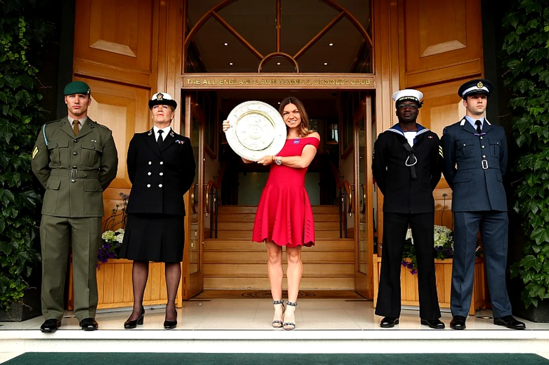 
    Simona Halep va aduce la București o replică a trofeului cucerit la WimbledonFoto: Guliver / GettyImages  