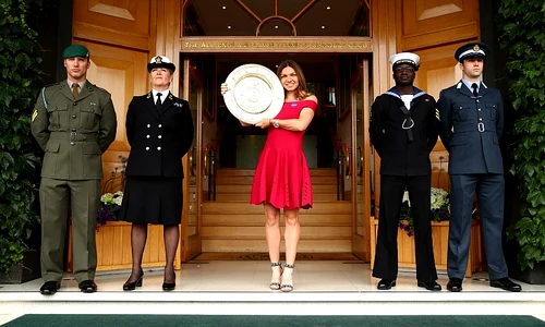 halep simona trofeu wimbledon gettyimages 1161938456 jpeg