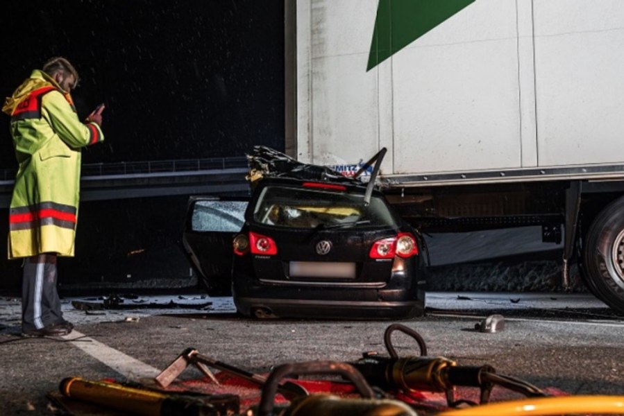Accident înfiorător în Germania. Doi români au murit pe loc după ce mașina lor a intrat sub un TIR