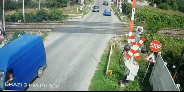 Câtă inconştienţă! Gestul sfidător al unui căruţaş la trecerea la nivel cu calea ferată