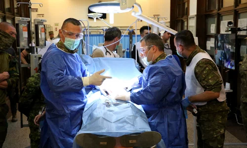 În holul mare de la ASE au fost aduse inclusiv săli de operație, unde au fost făcute simulări de intervenții chirurgicale jpeg