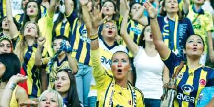 Suporterele lui Fenerbahçe au demonstrat că sunt capabile să susţină echipa la fel ca bărbaţii