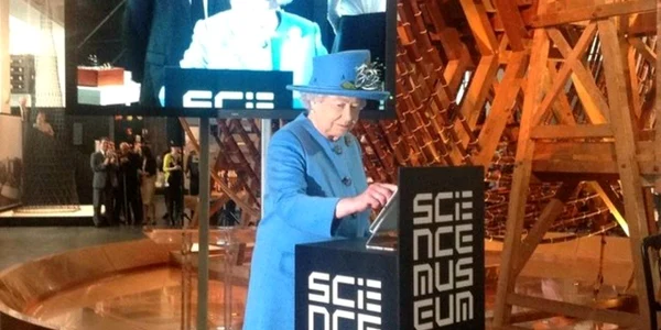Regina trimite primul Tweet FOTO British Monarchy