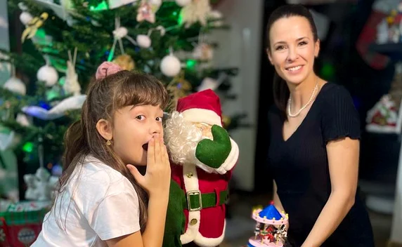 Livia Graur și fiica ei, Renata, la brad Sursa: Alina Erimia 