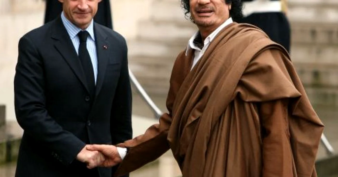Nicolas Sarkozy, dând mâna cu fostul dictator libian Muammar Gaddafi FOTO Reuters
