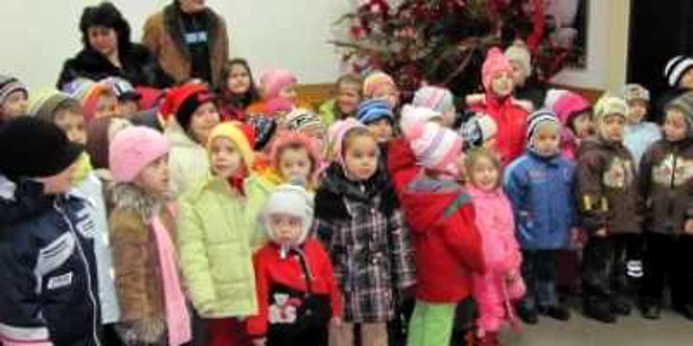 Târgu-Jiu: Micuţii au primit dulciuri din partea municipalităţii