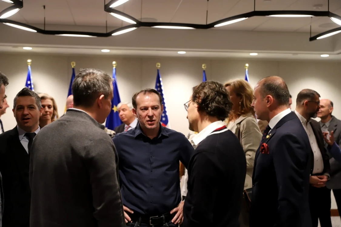 Florin Cîţu, în timpul întâlnirii cu comunitatea românilor din trei state americane FOTO Facebook Florin Cîţu