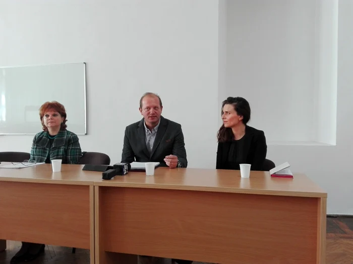 Felix Marcu în centru, încadrat de directorul secţiei de istorie a MNIT, Melinda Mitu în stânga imaginii, Oana Bogdan, secretar de stat în Ministerul Culturii în dreapta FOTO Florina Pop