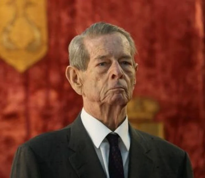 Sute de oameni i-au cântat regelui