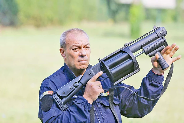 Așa arată arma lansator de calibru 38 cu gaz iritant lacrimogen