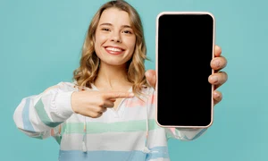 femeie care folose;te telefonul mobil  foto   Shutterstock jpg