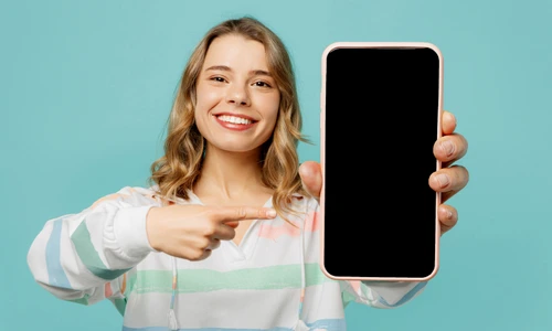 femeie care folose;te telefonul mobil  foto   Shutterstock jpg
