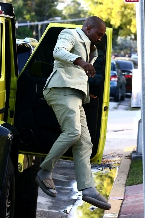 Kayne West a avut o apariţie şocantă la nunta prietenului său 