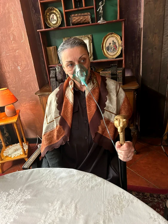 Carmen Tănase interpretează şi ea un rol-cheie, e mama Maia, care deține rețeta secretă