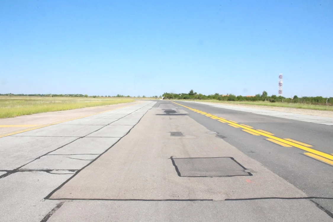 
    Calea de rulare Delta este peticită pe toată suprafațaFoto: Compania Națională de Aeroporturi București  
