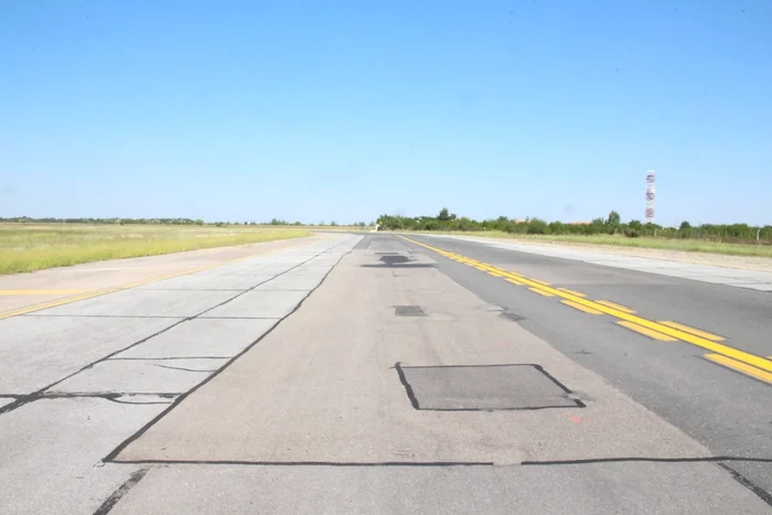 
    Calea de rulare Delta este peticită pe toată suprafațaFoto: Compania Națională de Aeroporturi București  