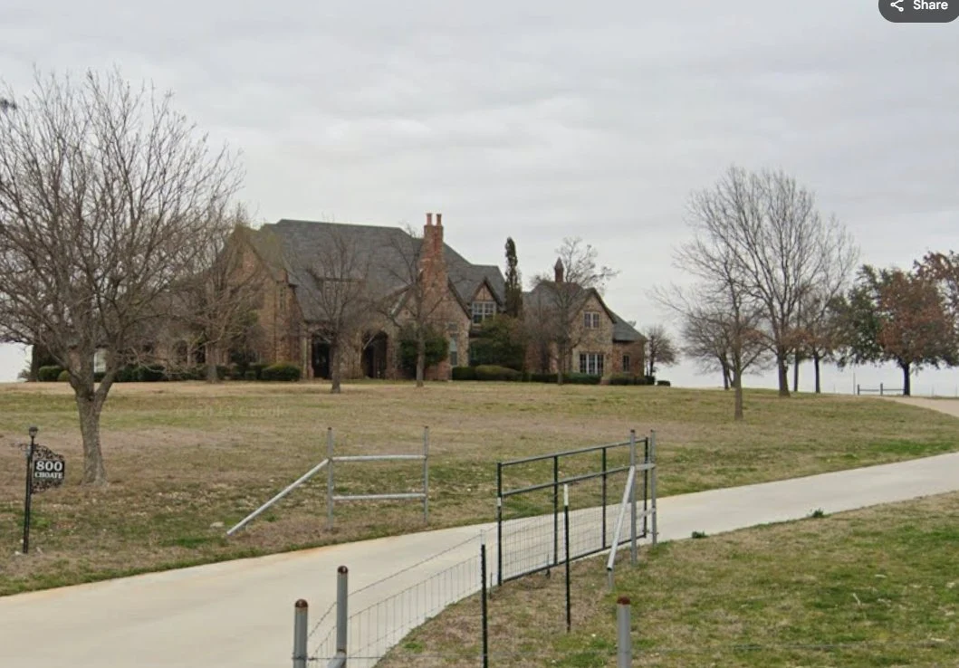 Conac de 5 milioane de dolari închiriat pe Airbnb, devastat după o petrecere cu 800 de tineri: focuri de armă, pereți distruși și mobilă scoasă