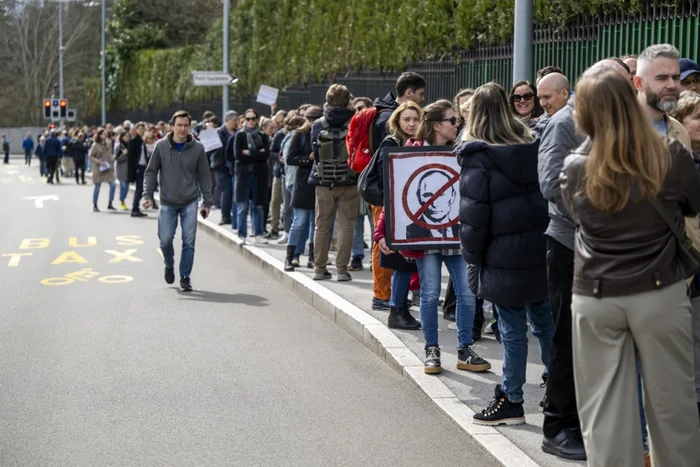 Cozi ale rușilor la Geneva FOTO EPA-EFE