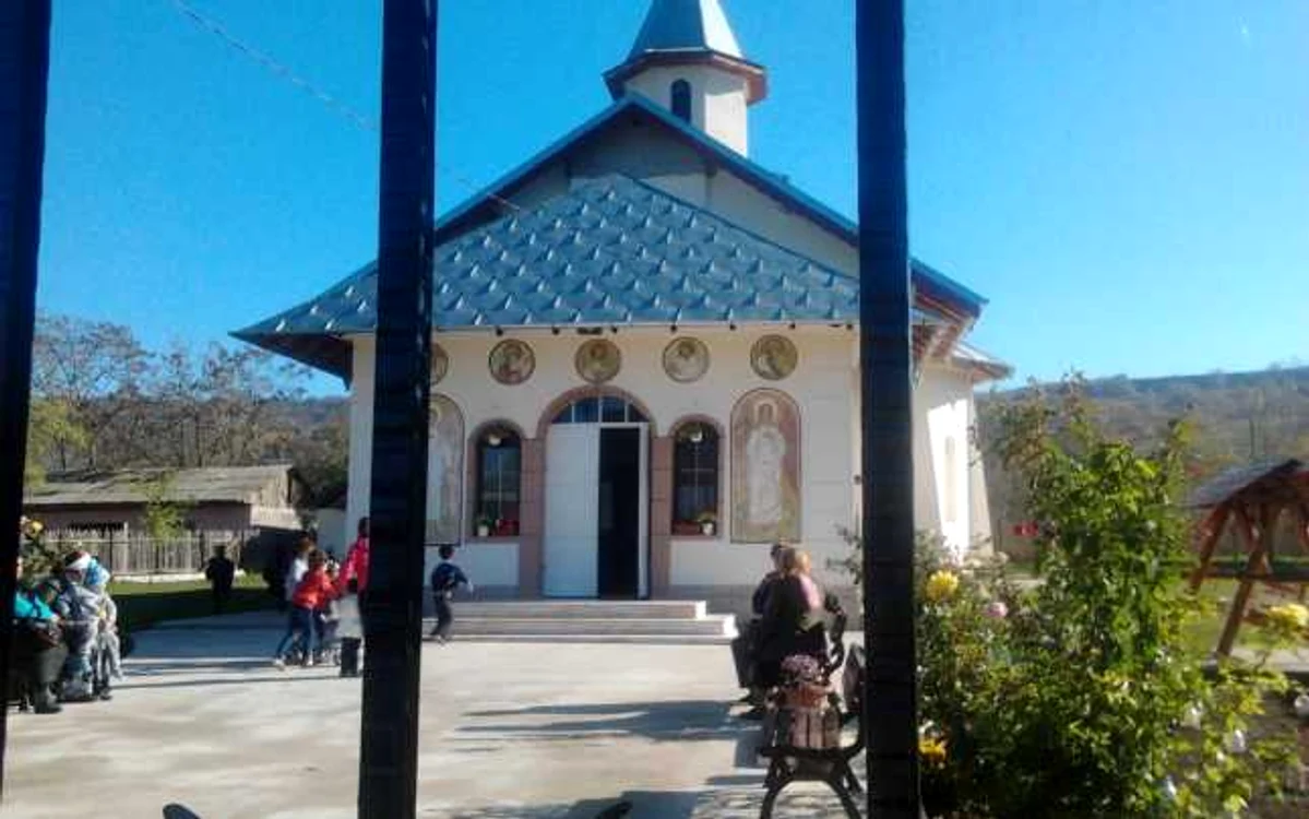 Oamenii au luat cu asalt Biserica din sat. Foto: Adevărul