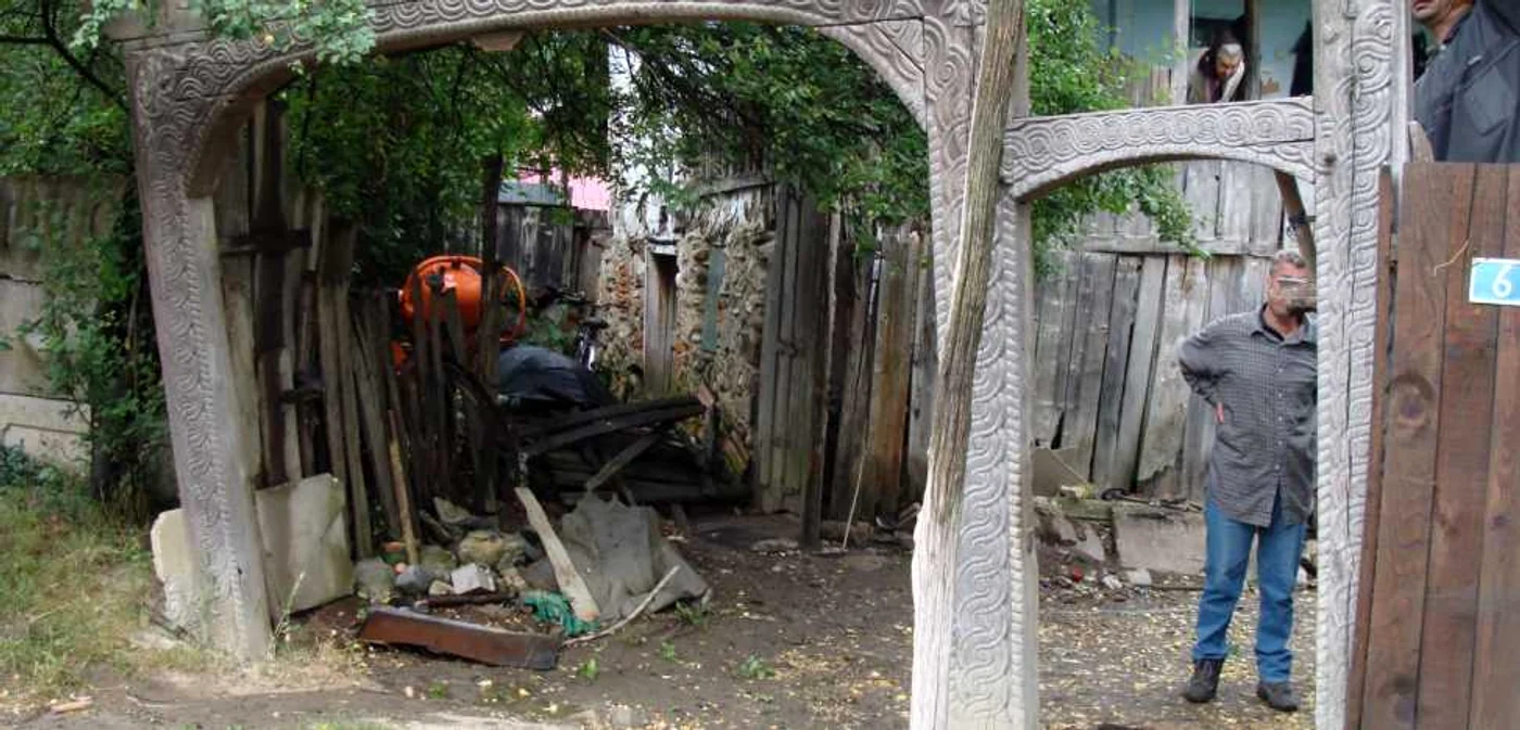 Poarta se afla la o gospodărie din Bălăneşti