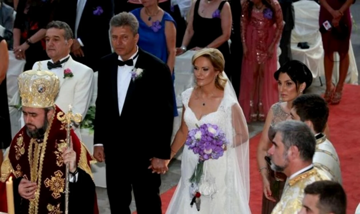 
    Deși era văduvă de opt luni, Gabriela Firea a mers la altar cu Florentin Pandele  