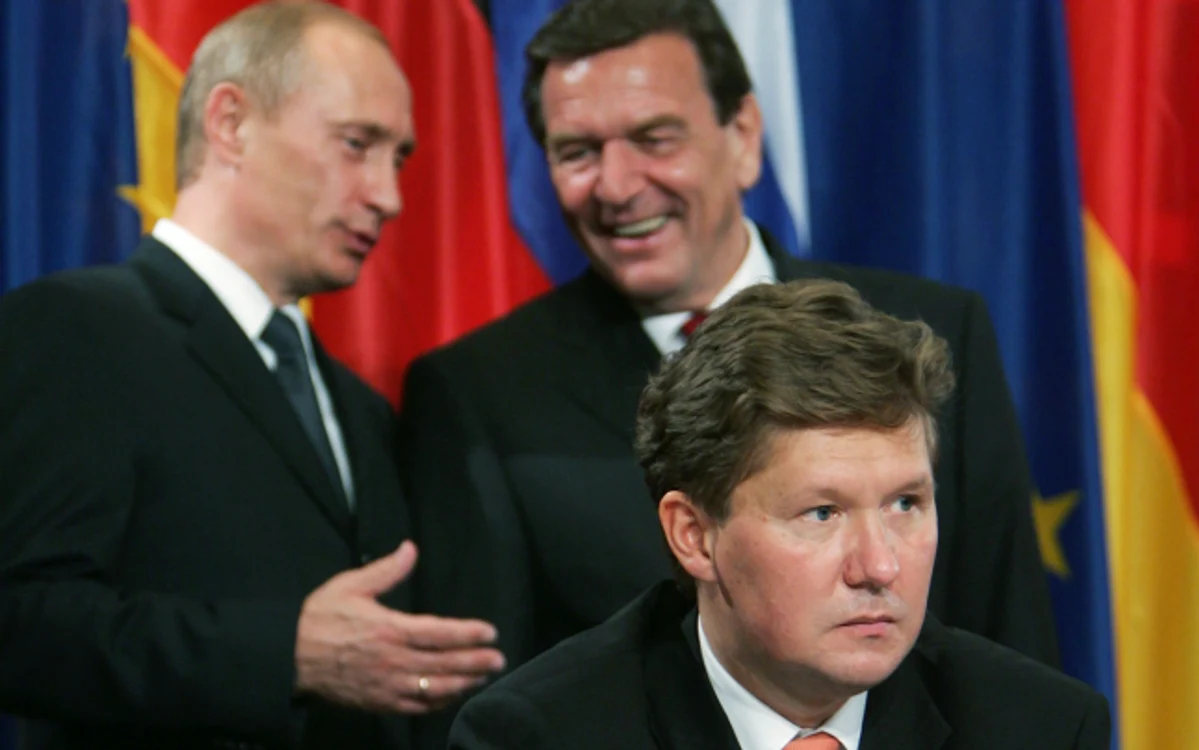Vladimir Putin şi fostul cancelar german Gerhard Schroeder îl flanchează pe Alexei Miller, şeful Gazprom