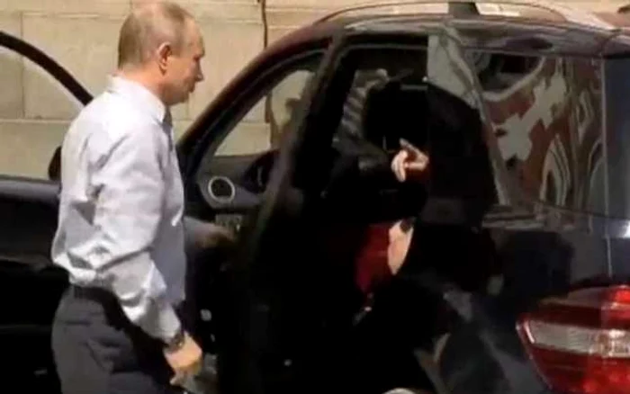 Vladimir Putin a vorbit, de fapt, cu un agent de securitate, nu cu o „doamnă în roşu“, afirmă Kremlinul FOTO Captură YouTube