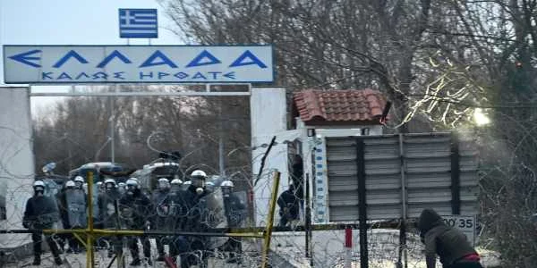 Migranţi la graniţa dintre Turcia şi Grecia FOTO AFP