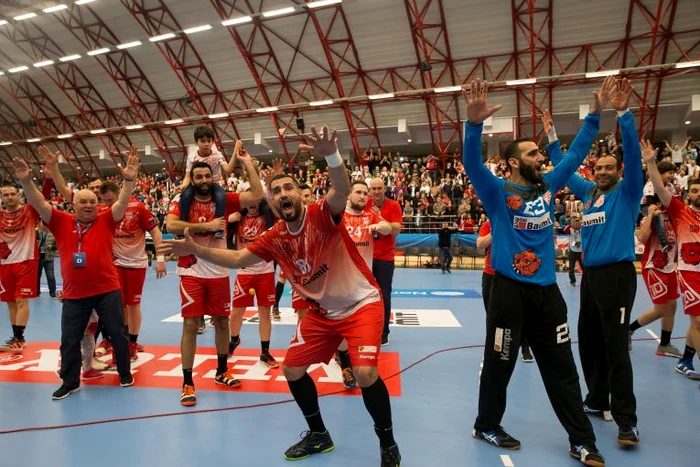 
    Dinamoviștii au sărbătorit cu fanii calificarea în optimile Ligii CampionilorFOTO: Sportpictures.eu  