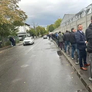 cozi la unitățile militare din București  FOTO FBadu Rizea jpg