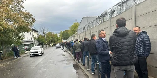 cozi la unitățile militare din București  FOTO FBadu Rizea jpg