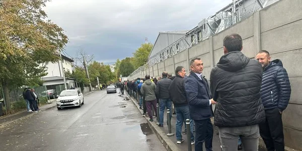 cozi la unitățile militare din București  FOTO FBadu Rizea jpg
