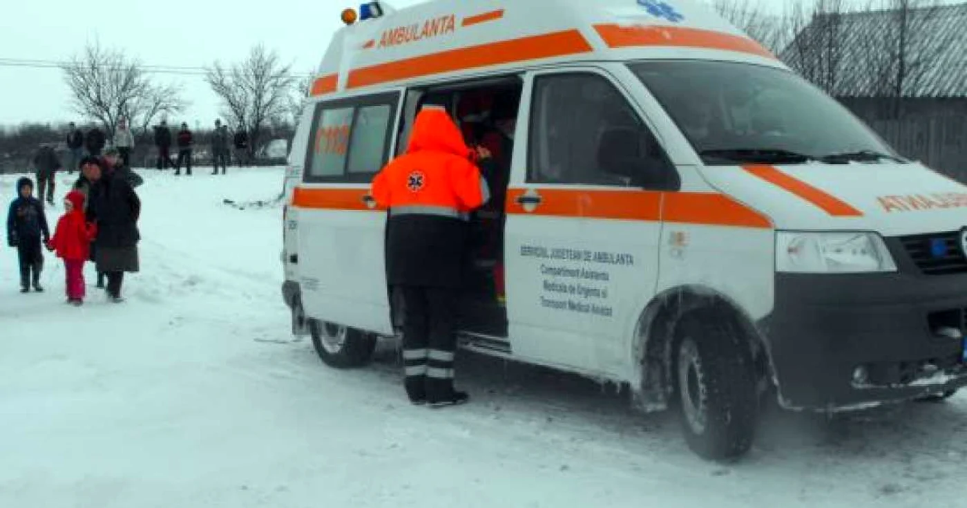 Ambulanţa nu a putut ajunge la Şerbăneşti pentu că drumurile au fost blocate