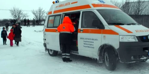 Ambulanţa nu a putut ajunge la Şerbăneşti pentu că drumurile au fost blocate