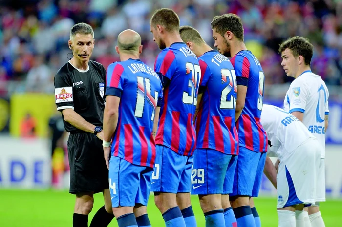 Adrian Comănescu (stânga) şi brigada sa au favorizat Steaua şi în finala Cupei Ligii din sezonul trecut, într-o partidă cu Pandurii. FOTO: Mediafax