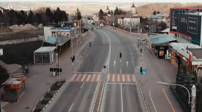 Mașinile trec la câteva minute bune, iar pietonii sunt din ce în ce mai puțini