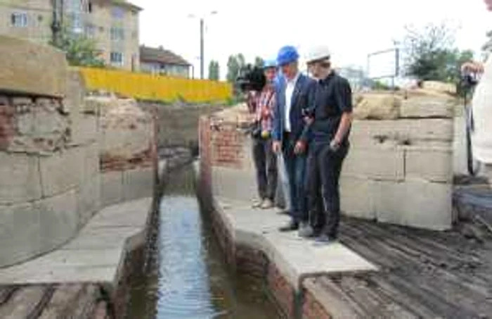 Ovidiu Şandor, adminsitratorul clădirilor CBC în vizită pe şantierul arheologic Foto: Ştefan Both