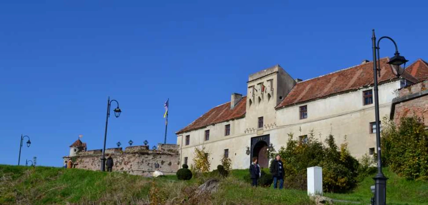 Cetatea Braşov stă încuiată de un an. FOTOSimona Suciu