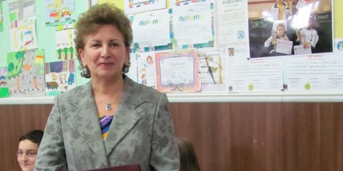 Femeia lucrează în învăţământ de aproape 4 decenii