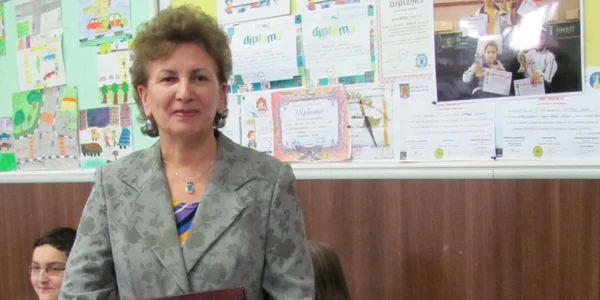 Femeia lucrează în învăţământ de aproape 4 decenii
