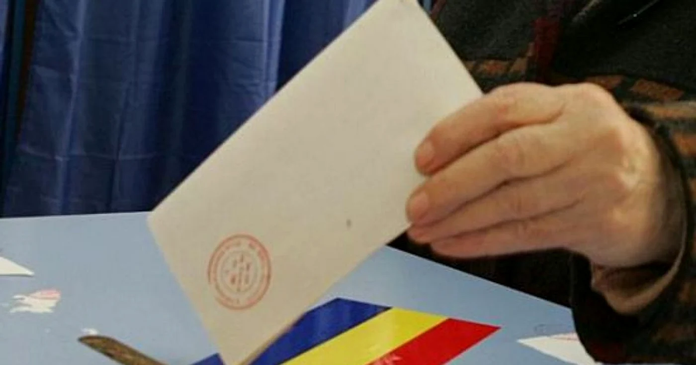 Cineva pune în urnă un buletin de vot