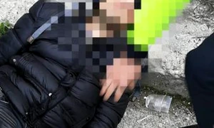 tanar cazut in strada 