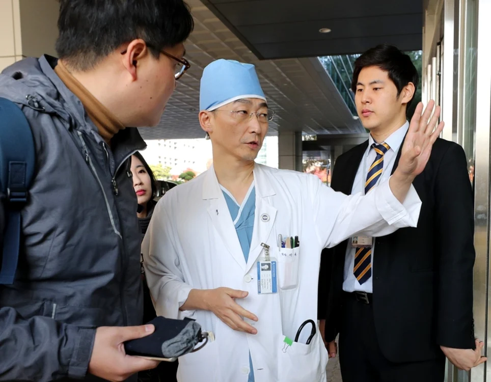 Unul dintre medicii care îl tratează pe soldatul „Oh“ FOTO Yonhap News