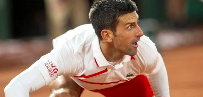 Novak Djokovici pare a fi urmărit de momente cauzate de un ghinion teribil