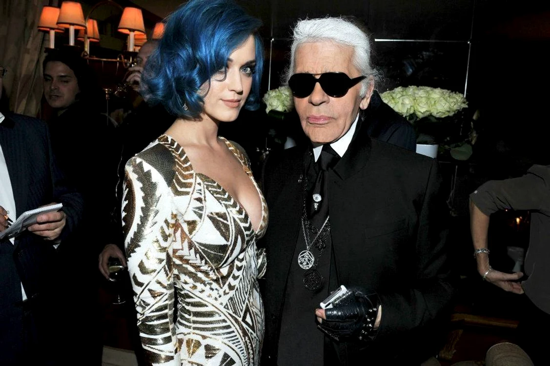 Karl a fost adorat de vedetele care i-au purtat creaţiile. Aici, împreună cu Katy Perry.