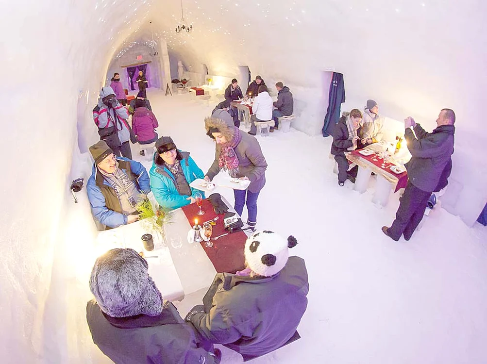 Toată vesela din restaurant este din gheaţă